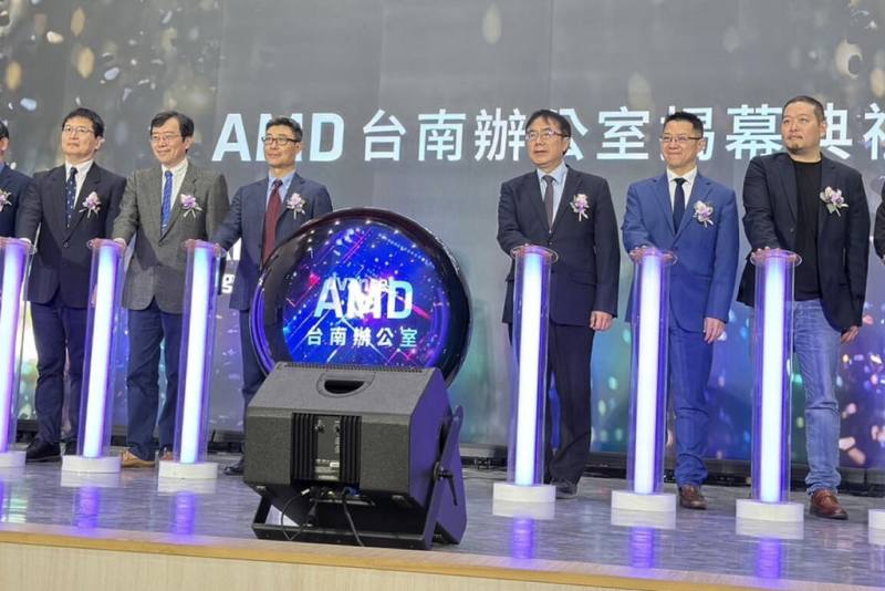 全球IC設計大廠超微（AMD）24日舉辦台南辦公室揭幕儀式，AMD台灣分公司總經理陳民皓（左3）與台南市長黃偉哲（右3）等人出席。（台南市政府提供）