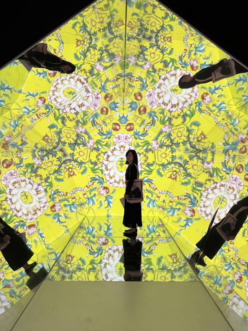 故宮「捕捉靈光：尋找新感動」數位展榮獲2025謬思創意獎金獎，「萬花幻象」鏡面空間以五邊形的鏡面折射出清代琺瑯彩瓷精美的紋飾