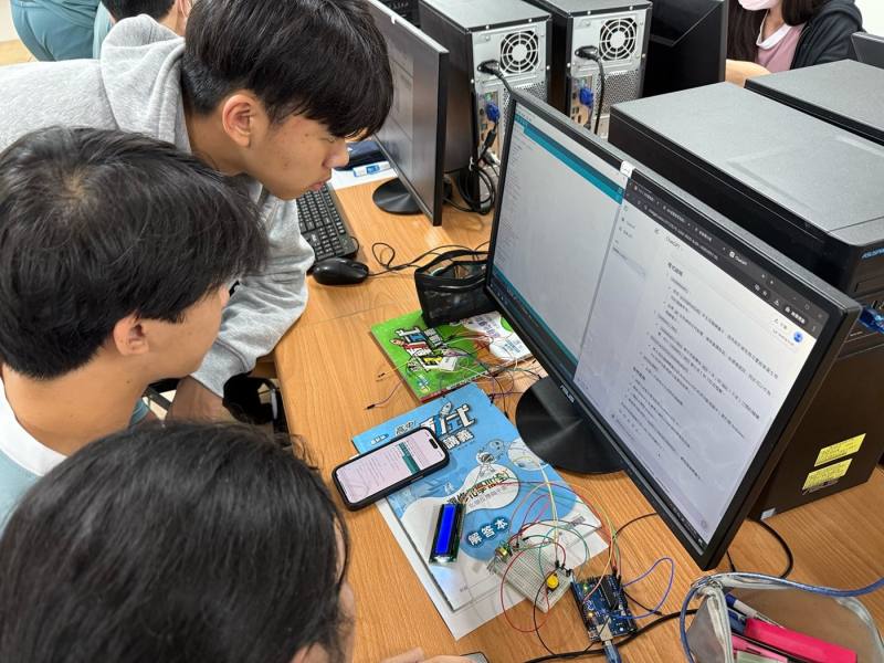 竹南高中透過AI協助發想作品內容及硬體接線