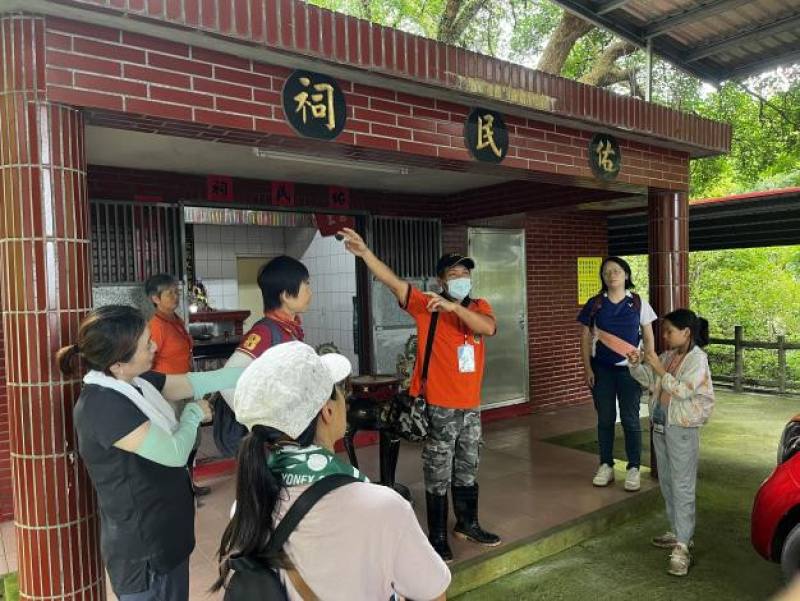 由社區導覽員介紹佑民祠的土匪公信仰