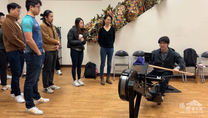 李眾望示範划船測功儀，體驗划龍舟