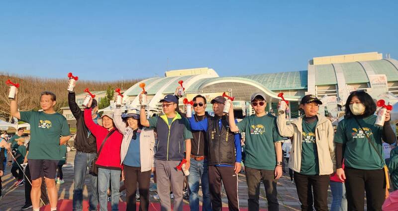 交通部觀光署澎湖國家風景區管理處舉辦「2025菊島澎湖跨海馬拉松－春季望安跳島半馬嘉年華」，23日由行政院南部聯合服務中心副執行長陳慧玲（前左4）等人共同鳴笛後開跑