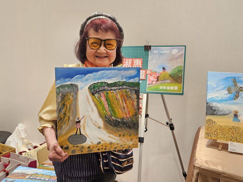 今年74歲的淑惠姨（圖）是類風濕性關節炎者，因健保給付進階藥物才重啟人生，如今四處遊山玩水，學會畫畫，希望以彩色的畫作鼓舞更多患者