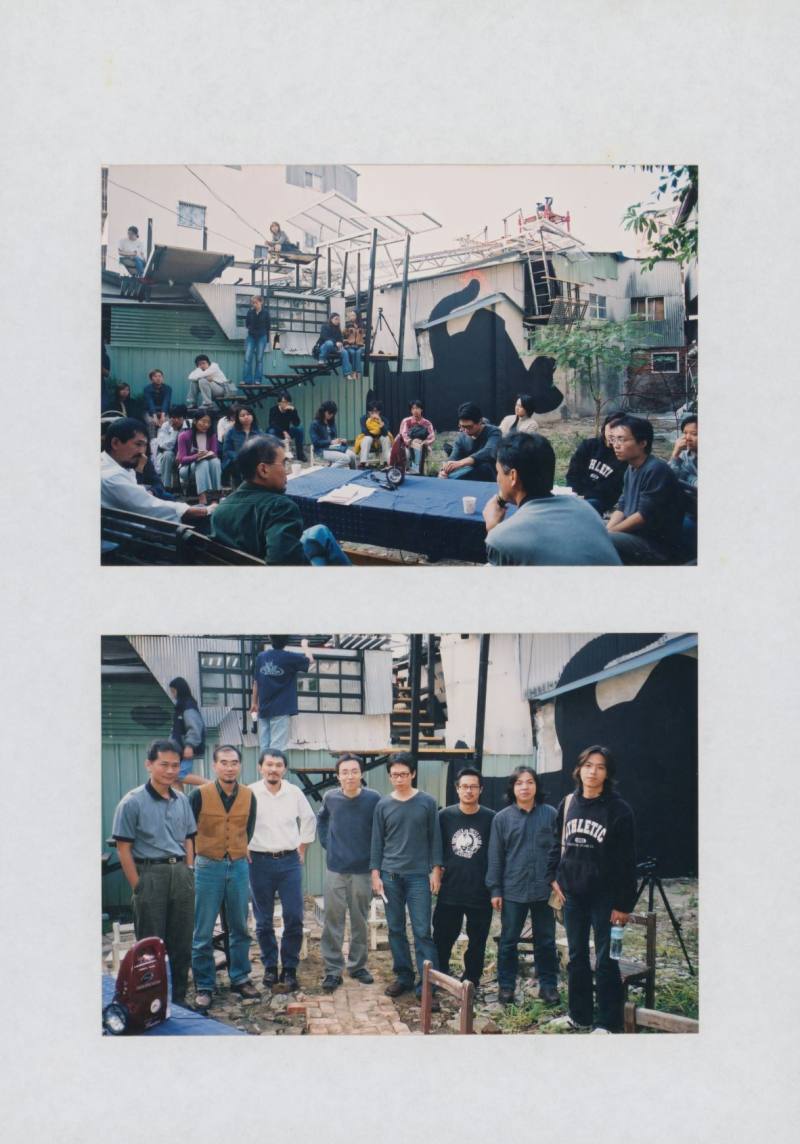 本次國際論壇邀請「文賢油漆工程行異地保存創作計畫」以藝術介入的方式製作展覽《檔案／現成物》；圖為2002年於文賢舉辦之《小型迴路裝置》展覽座談。（文賢油漆工程行、亞洲藝術文獻庫提供）