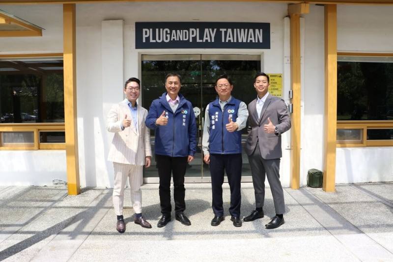 桃園市政府經濟發展局24日表示，市府成功引進全球知名創投加速器Plug and Play在桃園設立璞躍台灣有限公司，規劃於虎頭山創新園區啟動計畫，期望促成更多跨產業技術合作。圖為經發局長張誠（左2）與Plug and Play人員合影。（桃園市政府經濟發展局提供）