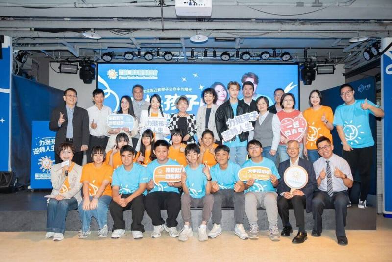 致力於關懷近貧弱勢學子的普仁青年關懷基金會，邀請藝人陶晶瑩（後左5）、邱勝翊（王子）（後右7）擔任2025年度公益代言人，呼籲大眾一起成為近貧學子生命中的陽光。（普仁提供）