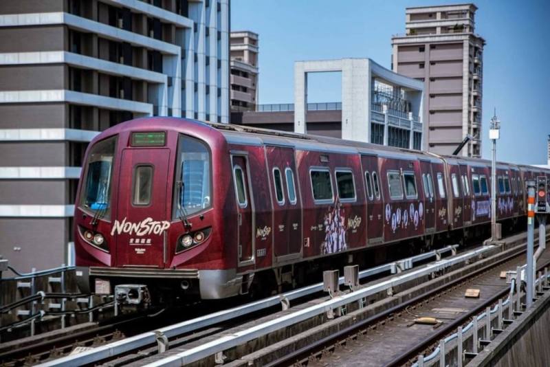 桃園大眾捷運公司「2025挺猿彩繪列車」24日下午首航出發，列車以樂天年度口號及主視覺為設計靈感，展現「全猿猛進」的應援精神。（桃園大眾捷運公司提供）