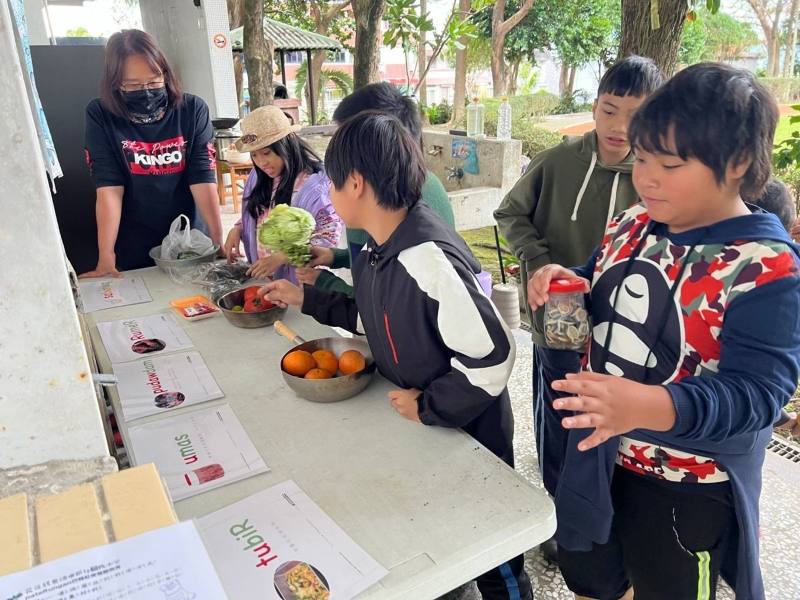 花蓮縣林玉妃老師教授噶瑪蘭族語課程情形