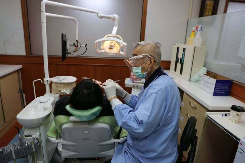 恆基董事長、牙科醫師林立民深耕牙科醫療，更推動長照發展，將後半生奉獻恆春醫療。他在2025年2月27日逝世。圖為林立民看診服務。（恆春基督教醫院提供）