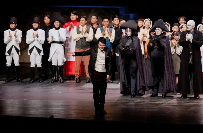 高雄春天藝術節推出第2波自製節目，6月有3檔節目登場，目前推出早鳥優惠。圖為春藝2024歌劇「托斯卡」指揮吳曜宇（前中）。（高雄市文化局提供）