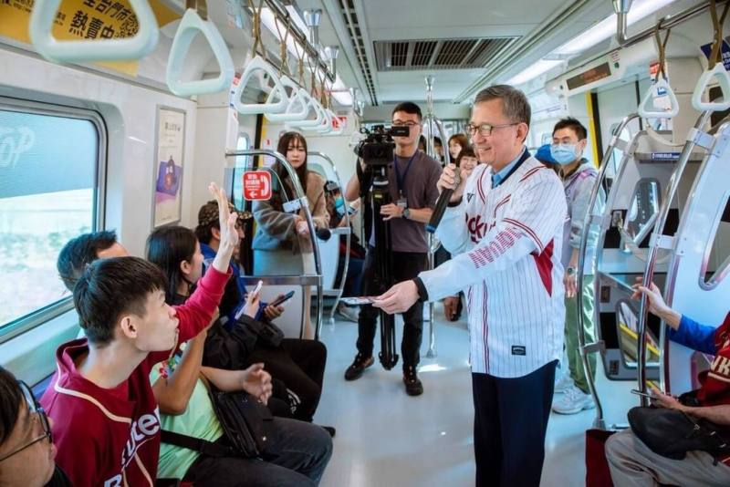 桃園市副市長王明鉅（前右）24日下午出席「2025挺猿彩繪列車」首航活動，邀球迷踴躍搭乘機捷，為中華職棒樂天桃猿主場應援。（桃園大眾捷運公司提供）