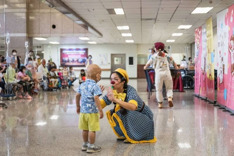 紅鼻子醫生「Smile Tour 兒童節巡演」將從28日起展開，要為住院兒童與家庭送上最珍貴的兒童節禮物「快樂」。（紅鼻子關懷小丑協會提供）