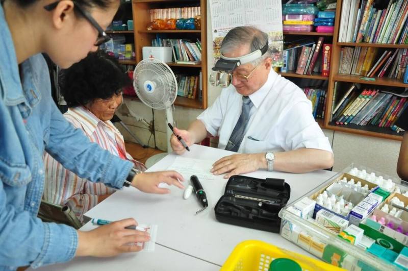 恆春基督教醫院榮譽院長、眼科醫師陳雲址，將後半生奉獻恆春醫療。他於2025年3月15日逝世。圖為陳雲址外出看診。（恆春基督教醫院提供）