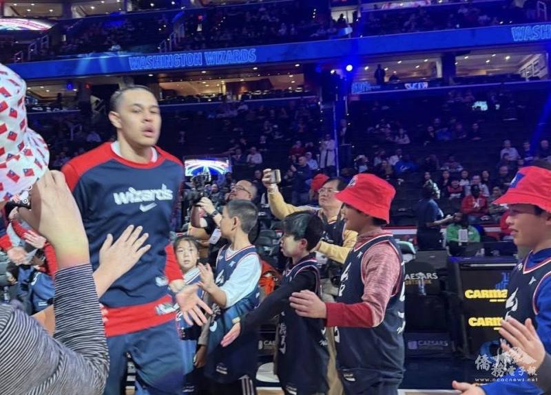 Kids were invited to join the “Fan Tunnel,” where they high-fived Wizards players as they entered the court, creating unforgettable memories.