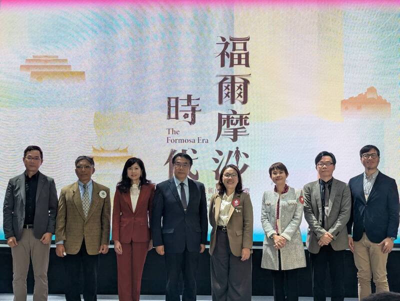 「福爾摩沙時代－台灣近現代美術的知識啟蒙」展覽25日開幕，南美館館長龔卓軍（左起）、台南市文化局代理局長林韋旭、南美館董事長游文玫、台南市長黃偉哲、文化部政務次長王時思、文化部藝發司長周雅菁、策展人白適銘及台南國家美術館籌備處主任黃宏文等人出席