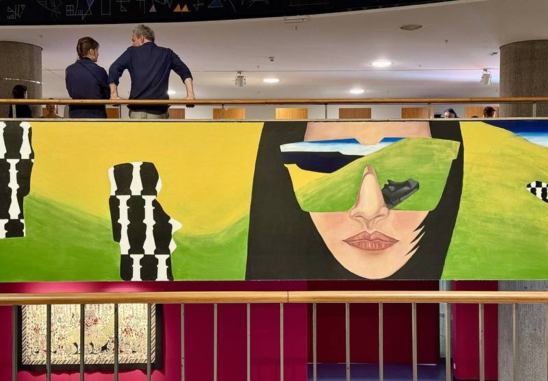 泰雅藝術家宜德思．盧信「跳島計畫」作品In My World，畫面中央人物配戴墨鏡，鏡面反射出復活節島的自然與文化景觀，象徵藝術家以自身視角出發，觀看南島語族歷史與遷徙軌跡