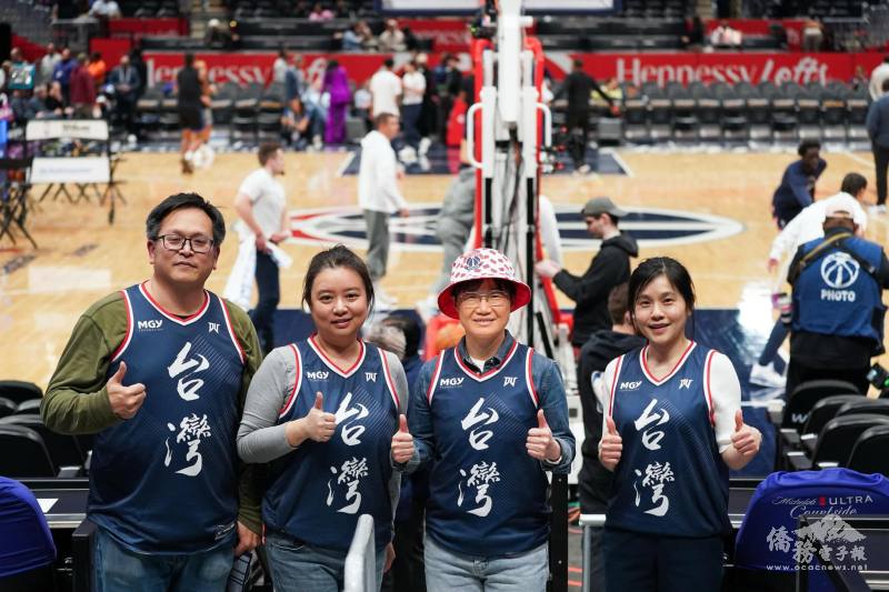 MGY基金會創辦人唐伯禹（左1）、活動負責人李中慧（左2）與駐美代表處公使楊懿珊（右2）、新聞組秘書賴冠汝（右1）於現場觀賽