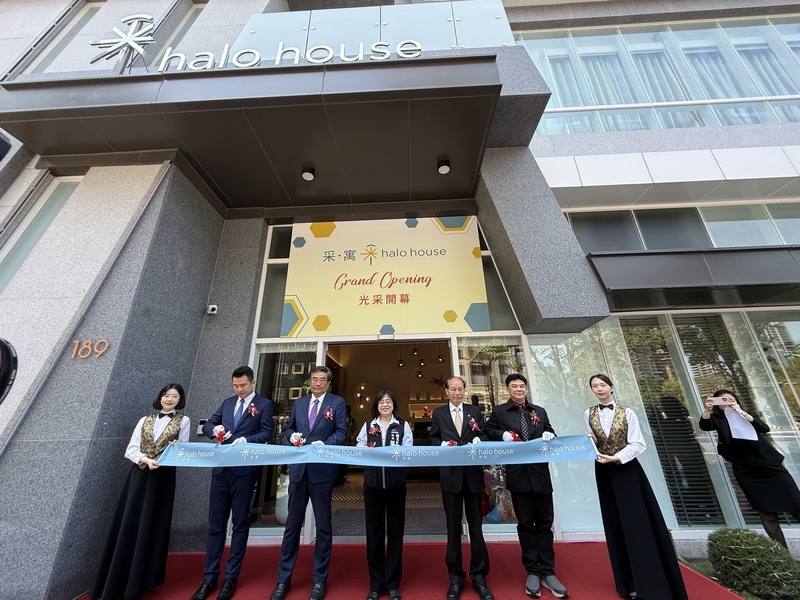 繼台北101宣布將進軍台中後，多家品牌酒店也插旗台中七期，其中由長榮酒店投資的旗下品牌「采．寓」25日舉行開幕儀式，中市觀旅局長陳美秀（左4）出席剪綵
