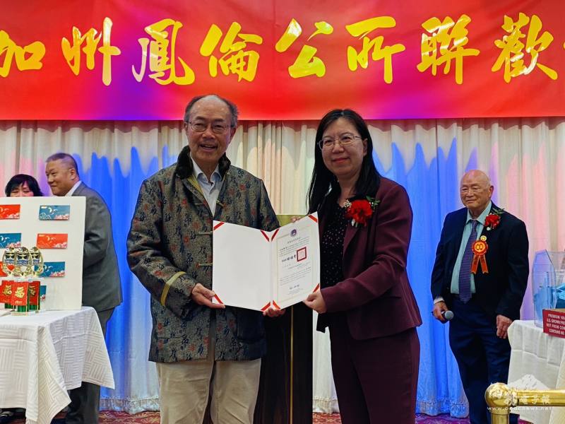 鍾佩珍(右)代表徐佳青致頒賀狀予連任副主席司徒錦鴻(左)
