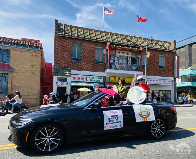 駐洛杉磯辦事處副處長陳令欣(右)、洛杉磯文教中心主任鍾佩珍(左後)、大洛杉磯臺灣會館副董事長陳芃佑(中)，向民眾展現臺灣多元及中華民國的正面形象