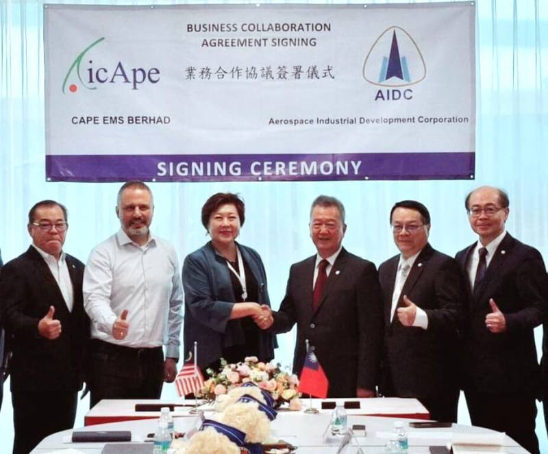 漢翔公司董事長胡開宏（右3）率隊前往馬來西亞，與縱橫集團（Cape EMS Bhd）總裁鄭莉蓁（左3）簽署合作意向書，宣布雙方將在儲能、航空、生技醫療三大領域的深度合作。（漢翔提供）