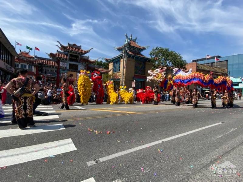 洛杉磯華埠第126屆金龍大遊行，封街現場氣氛熱鬧