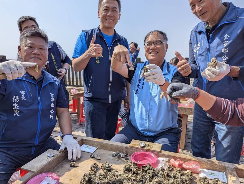 「2025金寧鄉石蚵文化季」將在4月12日由「千人剝蚵」活動打頭陣，19、20日則在金門大橋金寧端周邊廣場舉行主活動，包括石蚵大胃王比賽、烤蚵體驗與美食攤商、音樂派對等。圖為金門縣副縣長李文良（右2）24日在活動記者會上體驗剝蚵