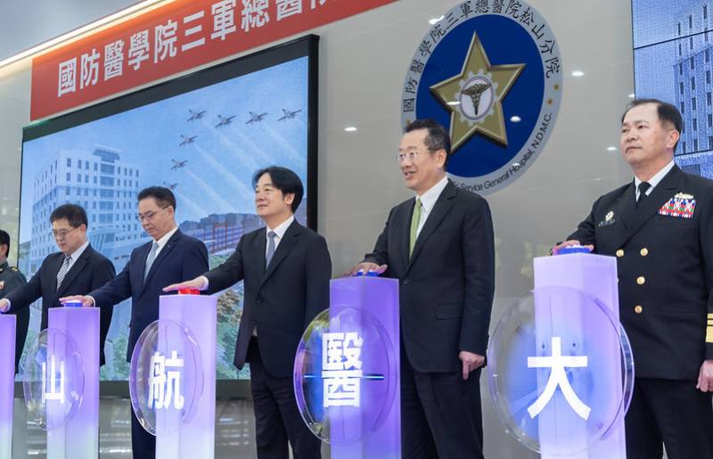 總統與現場貴賓一同進行啟用儀式