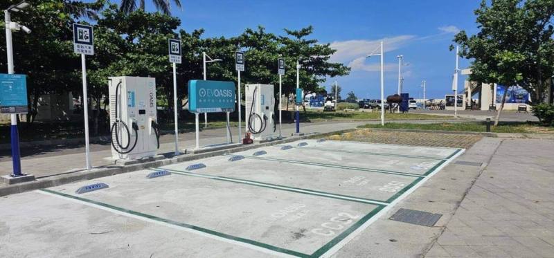 交通部統計至2月底，電動小客車數量已近10萬輛，交通部補助地方政府、交通部所屬機關及轄有觀光景點的中央機關於公共停車場，設置公共充電樁，目前已破1萬槍。（交通部提供）