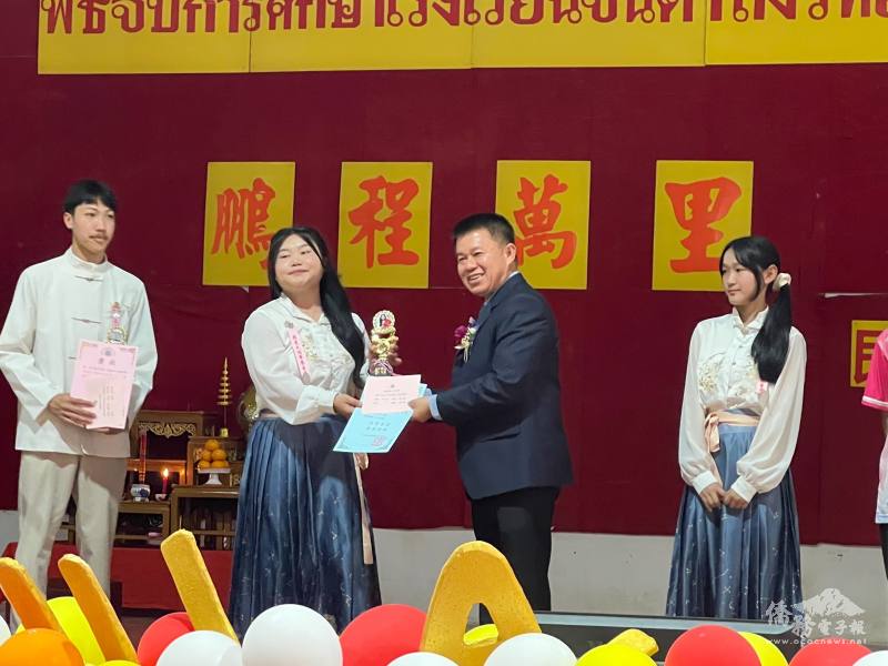 皇太后縣縣長為畢業生獲奬學生頒獎