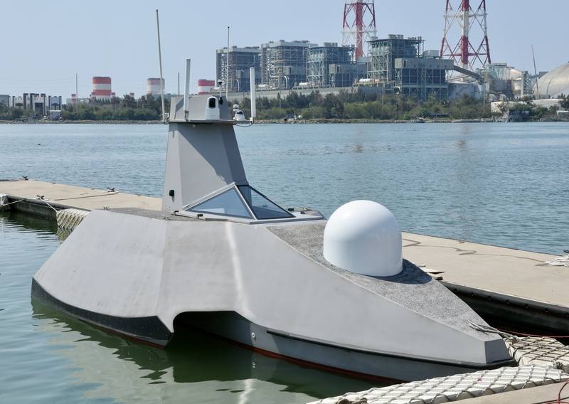 台船公司25日在高雄公開亮相自主研發的無人船「奮進魔鬼魚」，船長8.6米、船寬3.7米、酬載高於1噸、最高航速35節以上