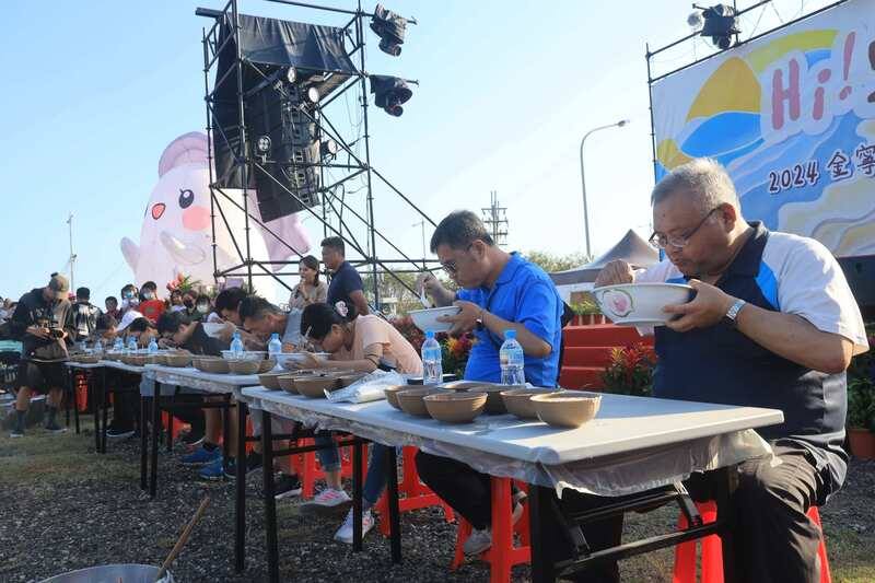 「2025金寧鄉石蚵文化季」將在4月登場，盼能藉活動帶動地方產業發展。圖為2024年石蚵大胃王比賽。（金寧鄉公所提供）
