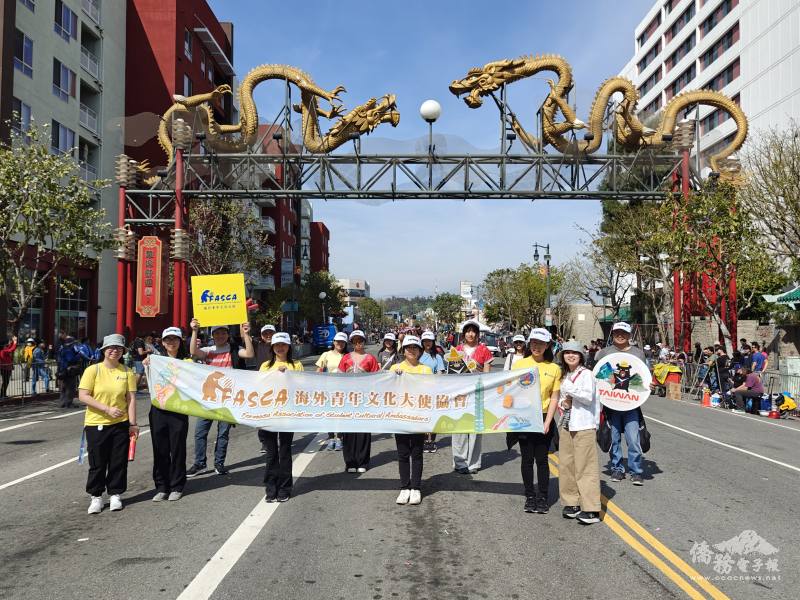 海外青年文化大使協會洛杉磯分會（FASCA洛杉磯分會）家長及學員在遊行終點前合影