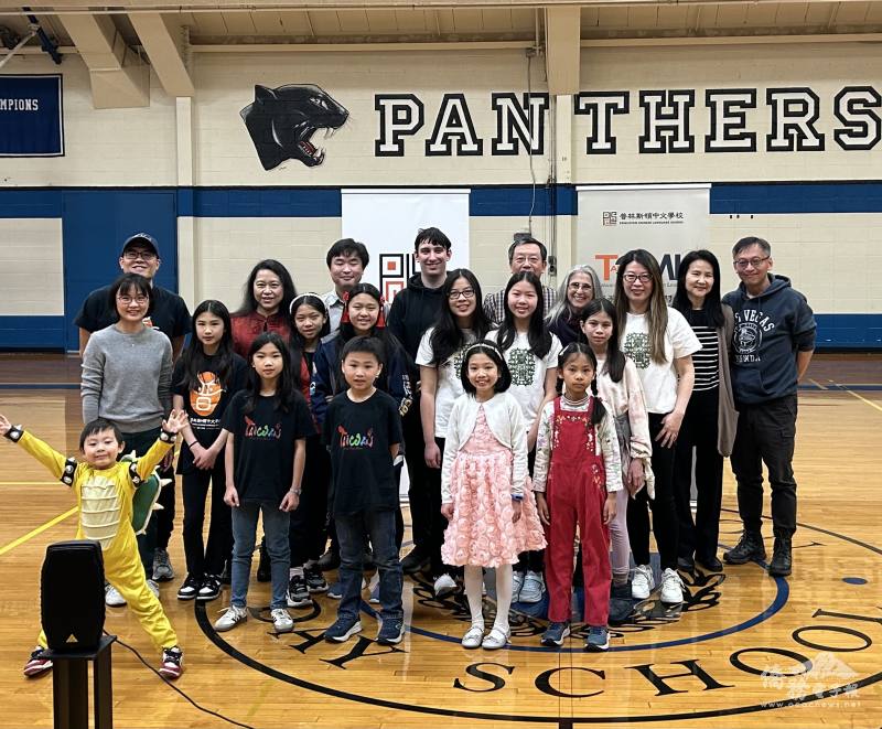 新澤西普林斯頓中文學校校內歌唱比賽參賽學生與評審合影