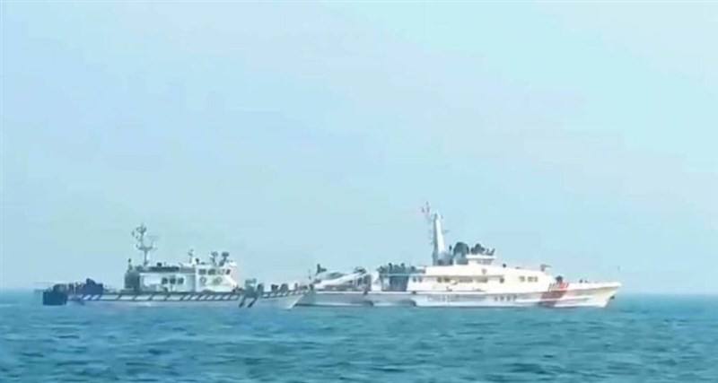 Four China Coast Guard vessels sail into restricted waters south of Kinmen County on Tuesday afternoon. Photo courtesy of the Coast Guard Administration's (CGA) Kinmen-Matsu-Penghu Branch.
