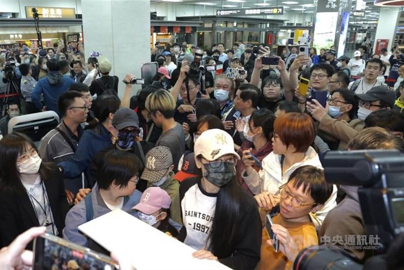 Liu Zhenya (front center, wearing a white cap) is at Taipei Songshan Airport on Tuesday, preparing to board a flight to China. CNA photo March 25, 2025