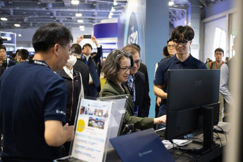 蕭美琴副總統26日上午前往臺北圓山花博爭艷館參觀「AI EXPO Taiwan 2025」