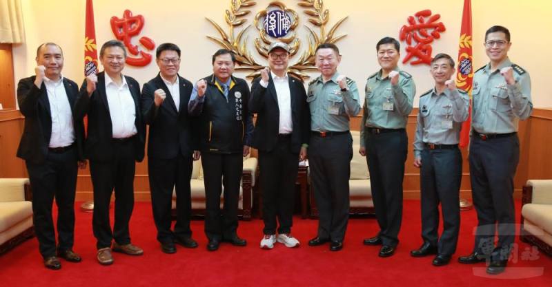 陳國欽董事長率敬軍團慰問後備指揮部。（軍友社提供）