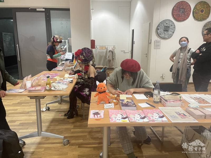 兩位漫畫家為現場觀眾簽畫