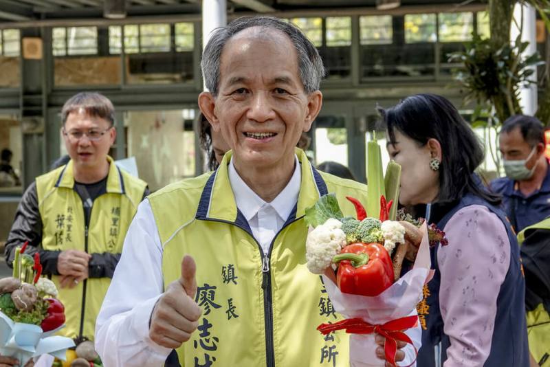 南投縣埔里鎮公所將舉辦埔里春田祭，埔里鎮長廖志城（前中）26日邀民眾到場共襄盛舉，一同下田體驗農業魅力。（埔里鎮公所提供）