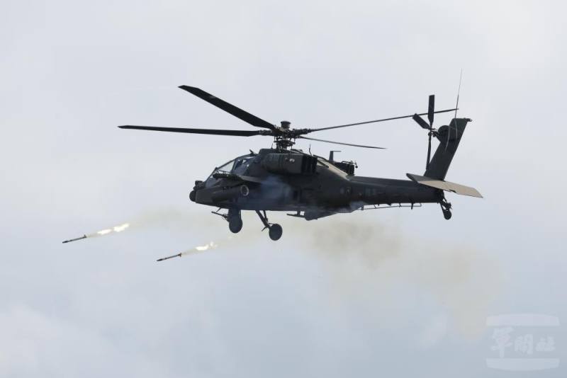 AH-64E攻擊直升機射擊2.75吋火箭彈。（青年日報提供）