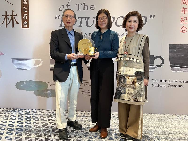 台灣本土畫家林玉山的「蓮池」作品獲文化部指定為國寶10週年，國立台灣美術館長陳貺怡（中）25日在台中勤美洲際酒店出席記者會，宣布攜手業者瓷林推出聯名瓷器