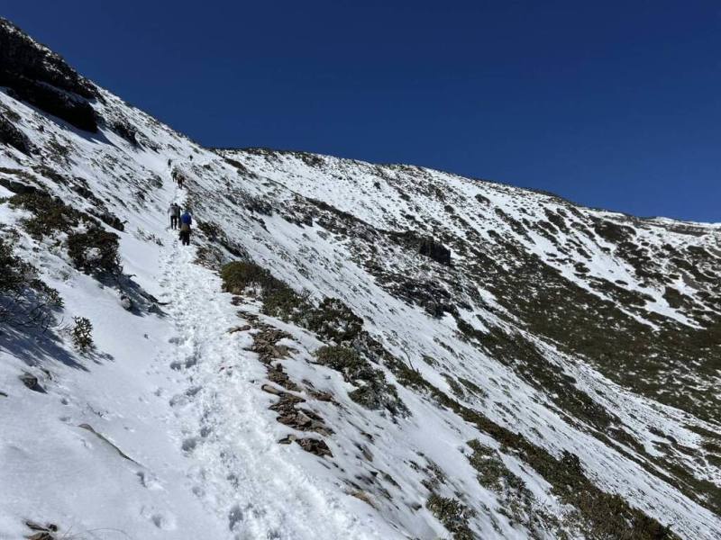 雪霸國家公園管理處表示，雪霸高山步道積雪結冰未退，中央氣象署預報28日又將有濕冷鋒面通過，原定月底結束的雪季管理服務期將延長至4月15日。（雪霸保育志工提供）