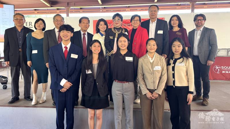 首屆「蔡玟慧律師傑出公益奉獻獎學金」獲獎學生與貴賓合影