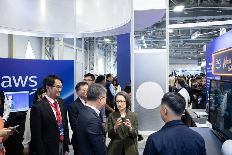副總統先後參觀AWS （Amazon Web Services)、慧榮科技、群聯電子、趨勢科技、高通（Qualcomm）、新漢、台灣玳能等攤位