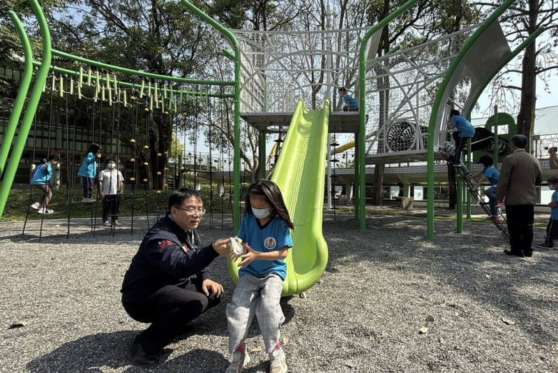 台南市麻豆區總爺藝文中心「甘蔗五感遊戲場」以甘蔗為主題，結合農田景觀與童趣設計遊具，26日由台南市長黃偉哲（前左）主持啟用儀式。（台南市政府提供）