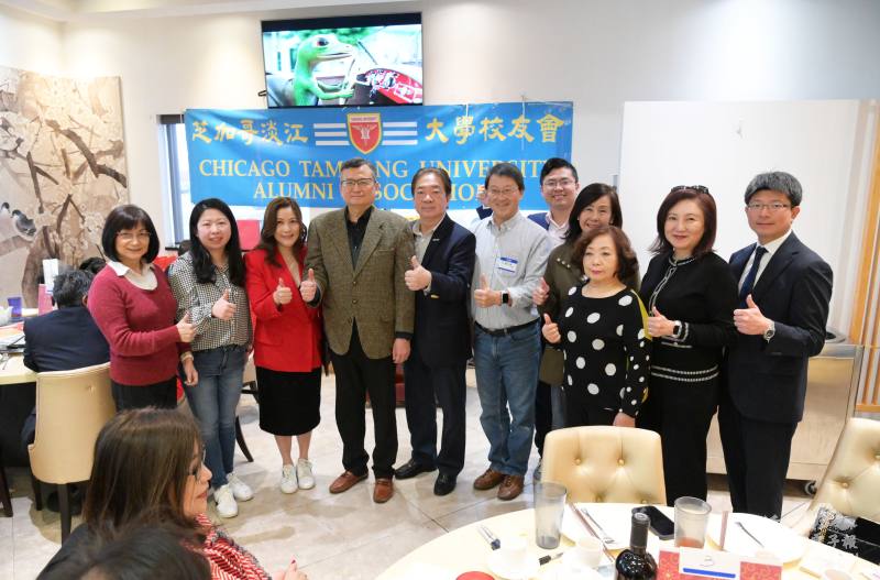 類延峰 (左四) 、芝加哥文教中心主任蔡季穎(右一) 、盧秀琴(左三) 、新任幹部及前會長合影