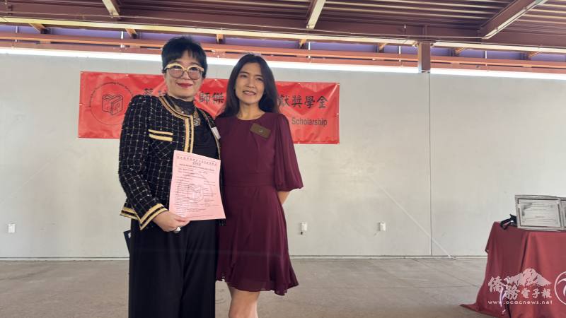 僑務諮詢委員蔡玟慧（左）與爾灣市議員劉令淳，欣見青年學子投身公益服務