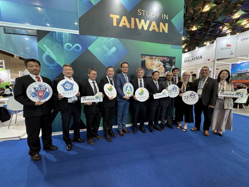 財團法人高等教育國際合作基金會董事長吳正己（左6）、執行長林子斌（左4）帶領台灣15所學校、44名代表到印度新德里，參加亞太教育者年會（APAIE）