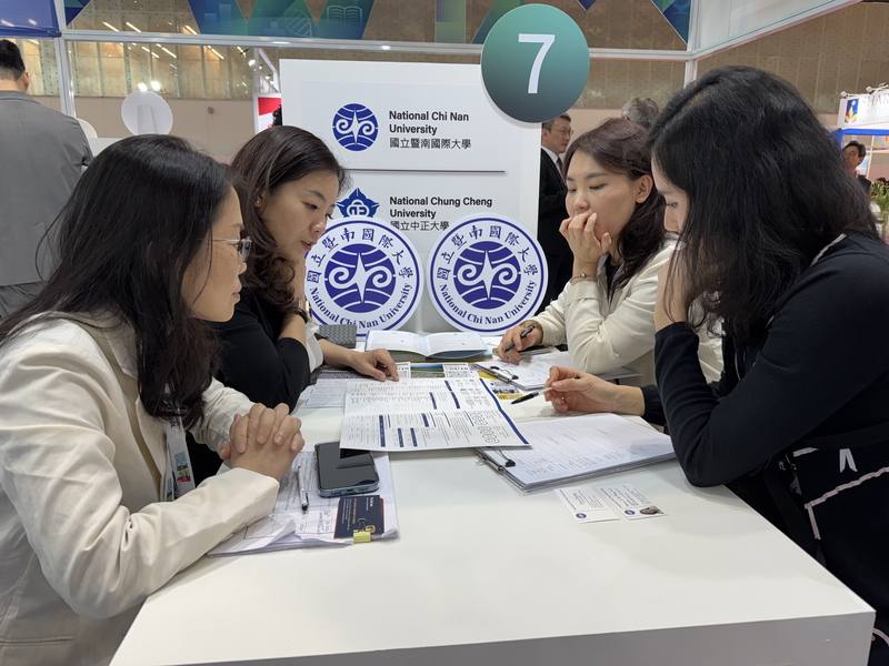 亞太教育者年會（APAIE）24日到28日在印度新德里舉行，台灣學校的代表（左排兩人）與其他國家的學校代表交流